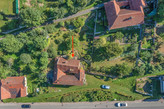 Chalupa se zahradou v obci Dolní Újezd u Litomyšle. CP 793m2. Možnost dvou bytů.