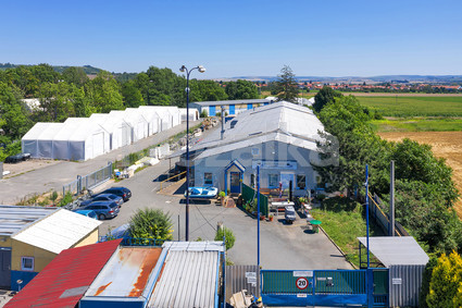 Uzavřený areál - Výrobní hala laminátových dílů s bytem na okraji Újezdu u Brna. CP 4709m2. - Fotka 1