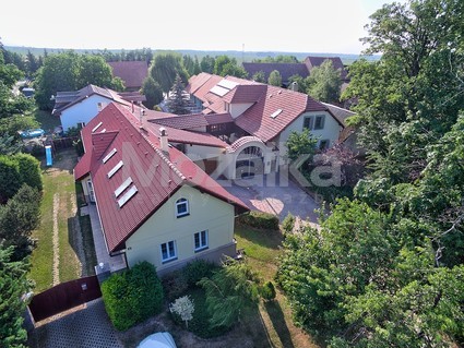 Moderní rodinný jezdecký areál s domem a krytým bazénem Praha - východ. CP 38.047m2. - Pohled od přední brány