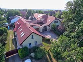 Moderní rodinný jezdecký areál s domem a krytým bazénem Praha - východ. CP 38.047m2.